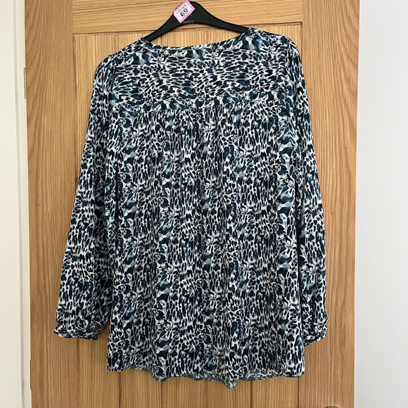 Size 18 rogers and rogers blue leopard long sleeve blouse - Picture 6 of 6